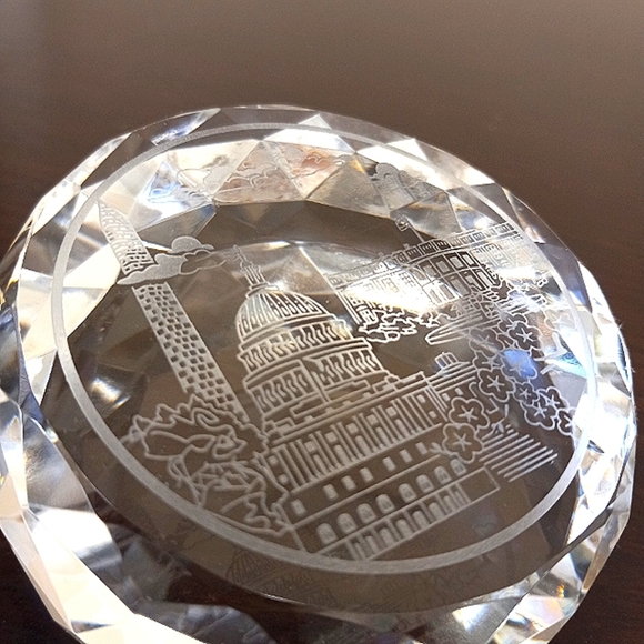 Washington Monument, The Capitol, and The White House Etched onto a Crysyal. - Picture 6 of 8